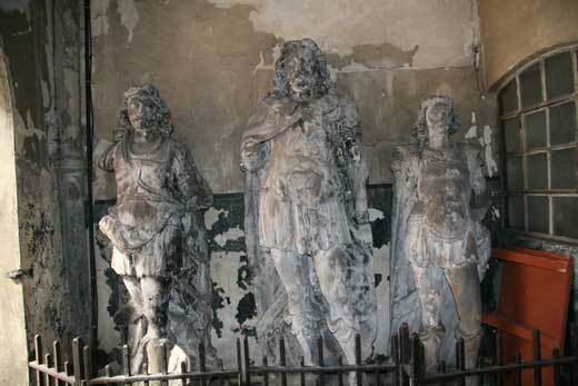 The statues of King Lud and his sons.