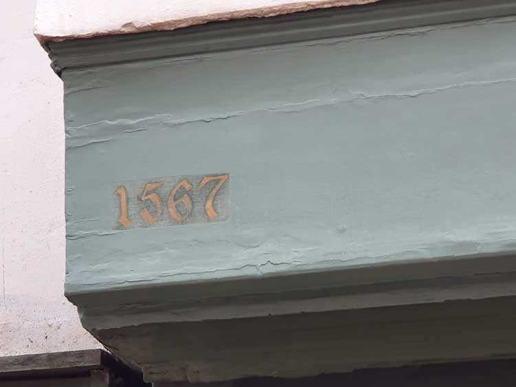 The year 1567 painted onto one of the shop's green beams.