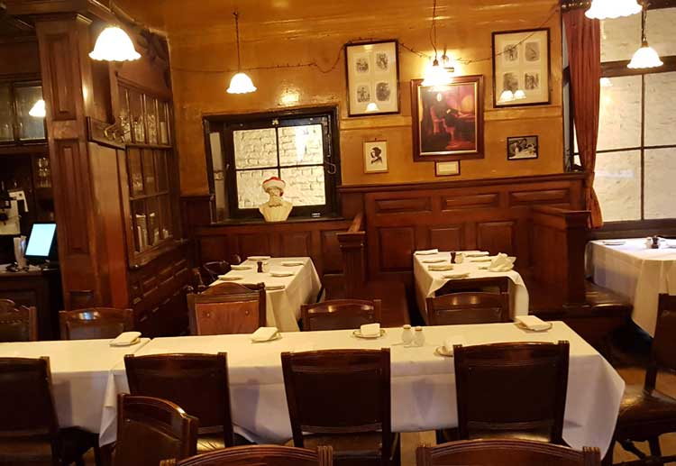 The interior of the George and Vulture.
