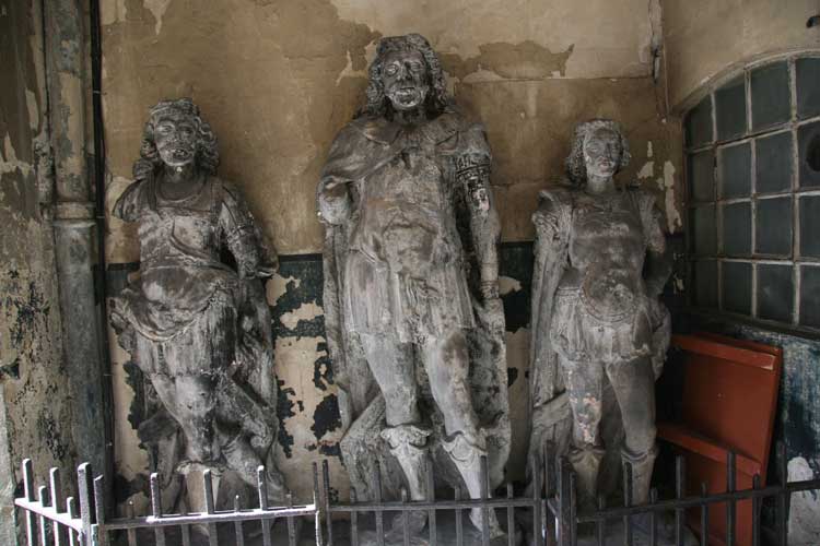 The statues of King Lud and his two sons.