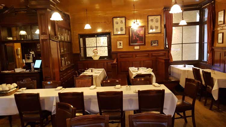 The interior of the George and Vulture.
