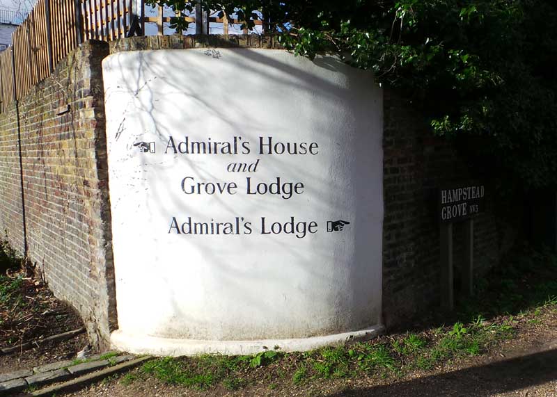 The sign pointing to Admiral's House.