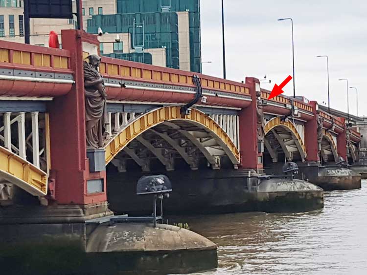 Vauxhall Bridge with an arrow pointing to the statue that represents architecture.