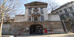 The statue of King Henry VIII over the main gate of Bart's Hospital