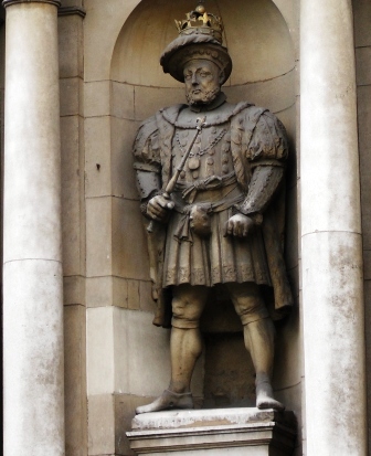 The statue to King Henry VIII over the main gatehouse of St Bartholomew's Hospital.