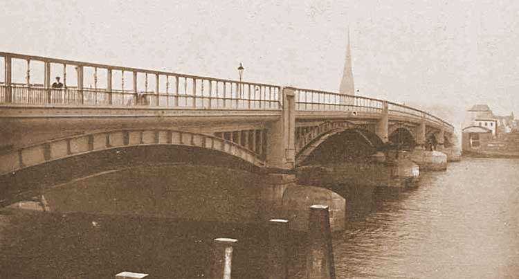 A photograph of the new Vauxhall Bridge.