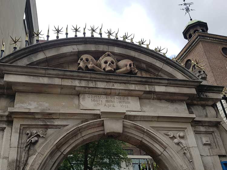 The gate of St Olave's showing the skulls and the spikes.