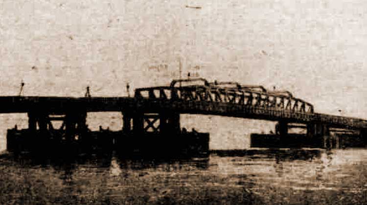 A photograph of the temporary 19th century Vauxhall Bridge.